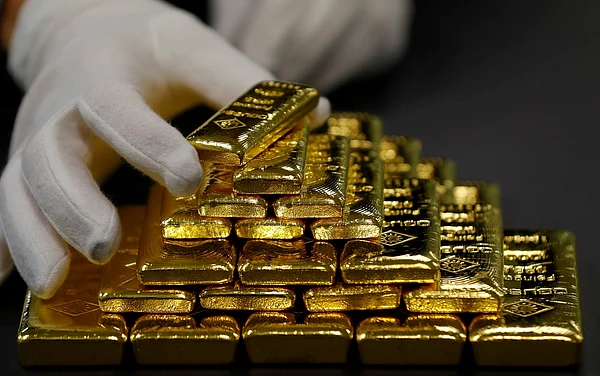 Should gold investors buy or wait amid global uncertainty? | Khaleej Times