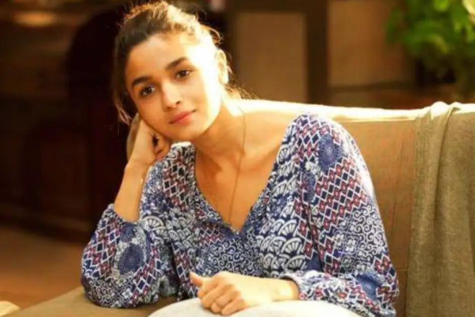 Alia Bhatt trägt die „Tumbbad“-Augenmaske zum 8-jährigen Jubiläum des ...