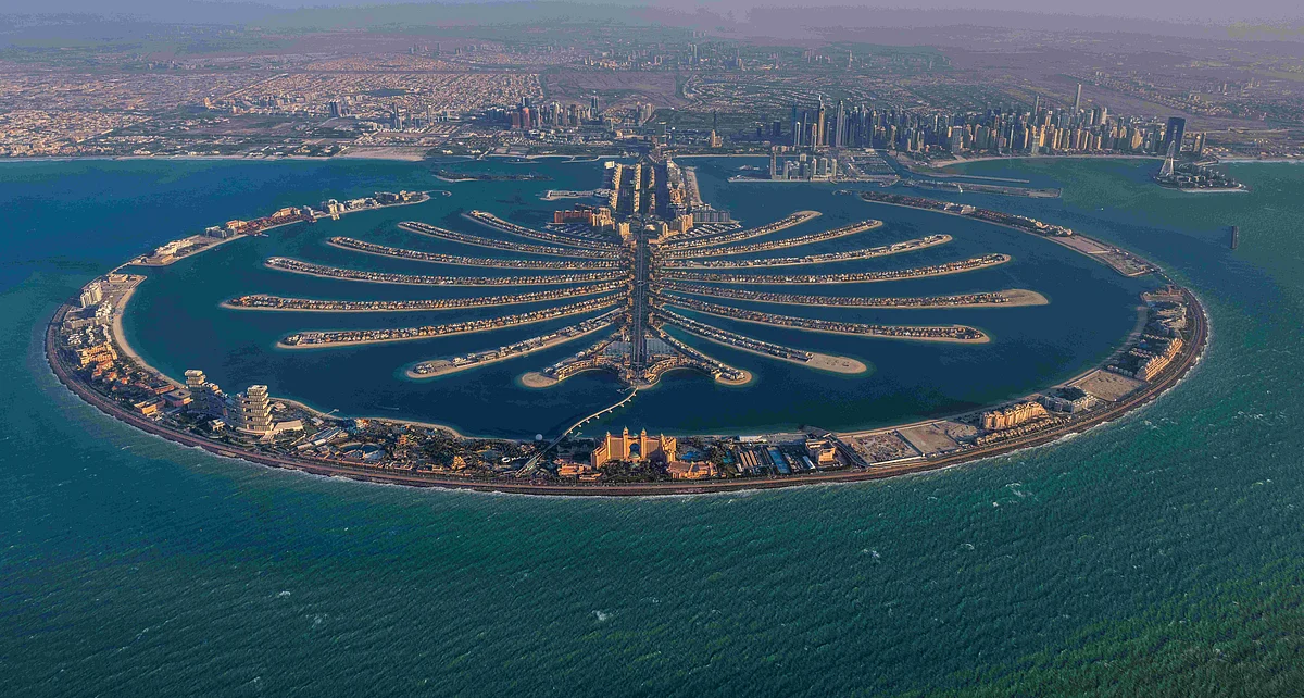 Dubai authorities control building fire in Palm Jumeirah area, 4 ...