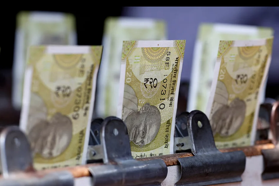 The Indian rupie falls in early trade; RBI is likely to sell US dollar to support the currency The Indian rupie falls in early trade; RBI is likely to sell US dollar to support the currency