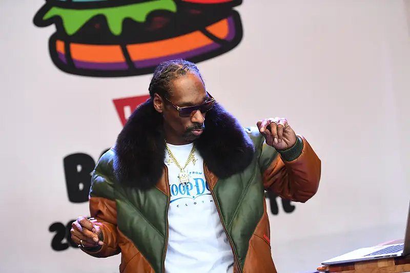 Gaelic Rapper Rapper Snoop Dogg wants to open burger van at Celtic | Khaleej Times
