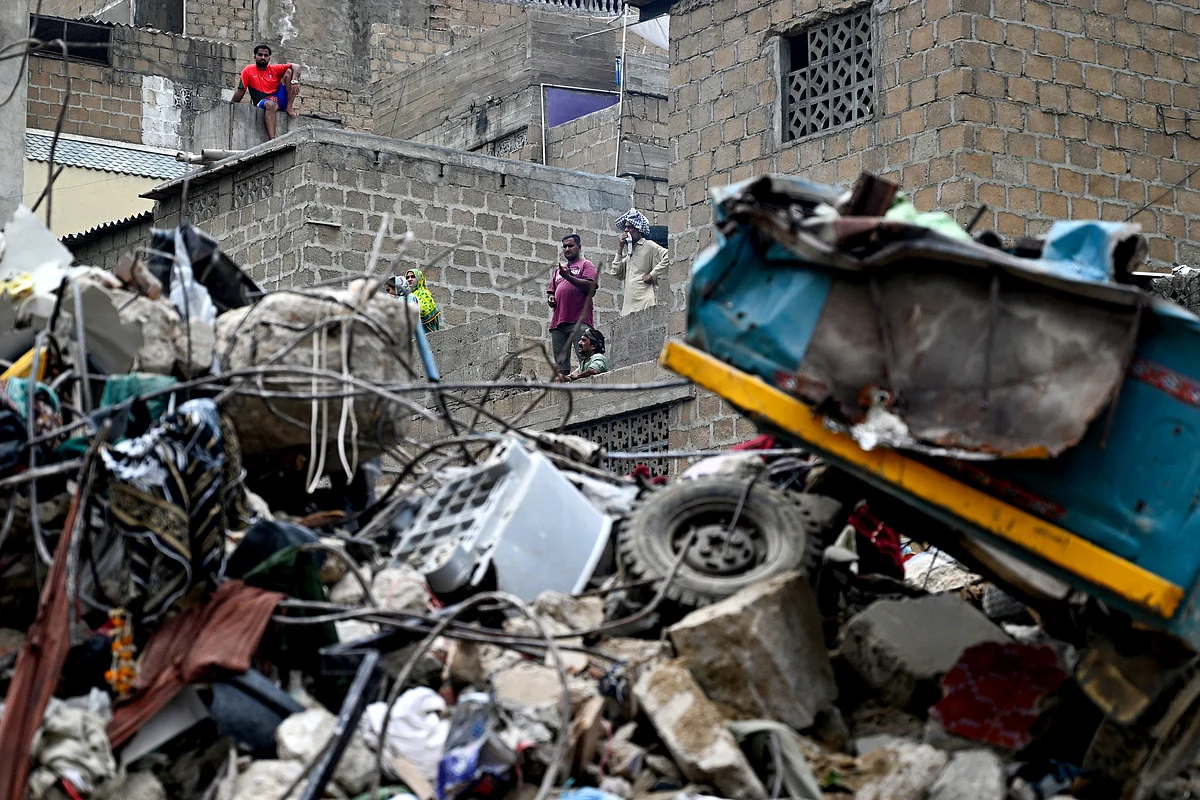 Pakistan building collapse: Death toll rises to 27; rescue teams search ...