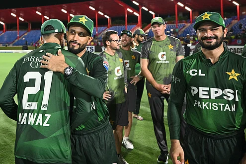 Pakistan schlägt die Westindischen Inseln mit 13 Runs und gewinnt die ...
