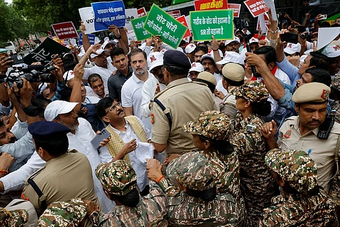 India: Rahul Gandhi arrested along with other leaders protesting against ...