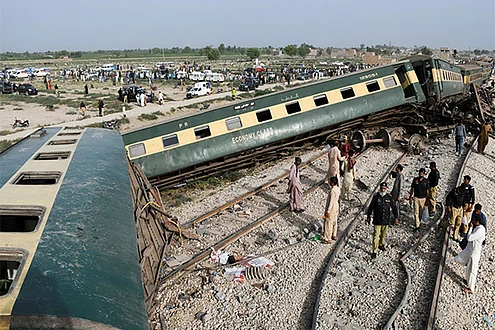 Pakistan: Bomb blast derails six train bogies with 350 passengers onboard