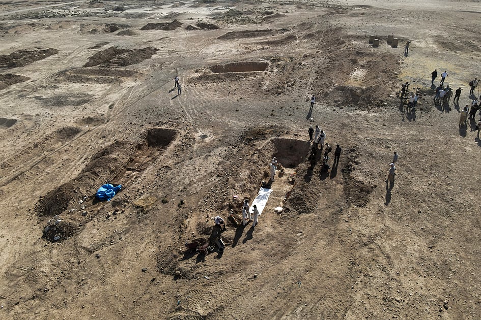 Iraq starts work on Daesh mass grave thought to contain thousands