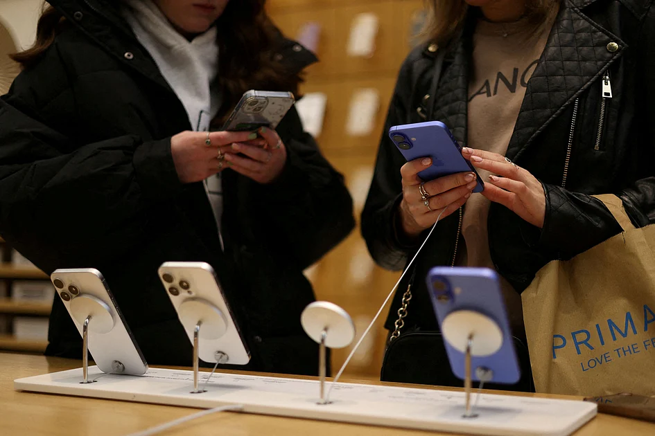 iPhone 17 craze: UAE residents race to book Apple's new device first