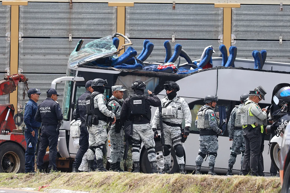 10 killed, 41 injured after train hits bus in Mexico
