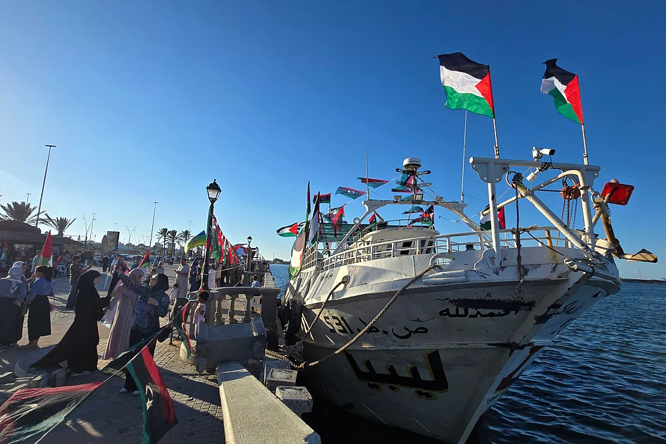 Laut Organisatoren wurde die Gaza-Hilfsflottille von mehreren Drohnen ...