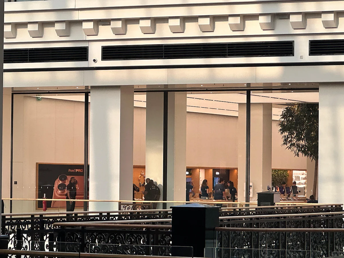 UAE Apple Fans Queue Before Sunrise for iPhone 17 Launch