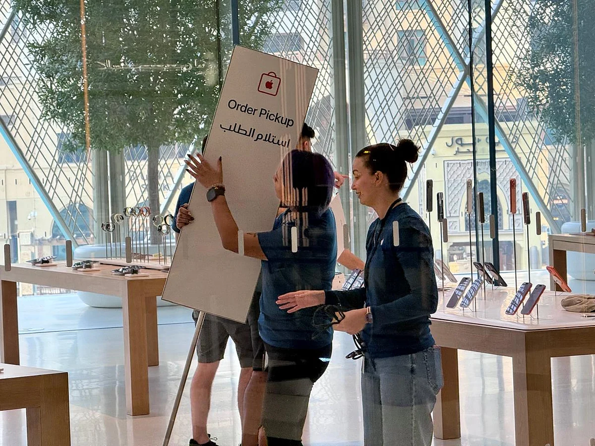 UAE Apple Fans Queue Before Sunrise for iPhone 17 Launch