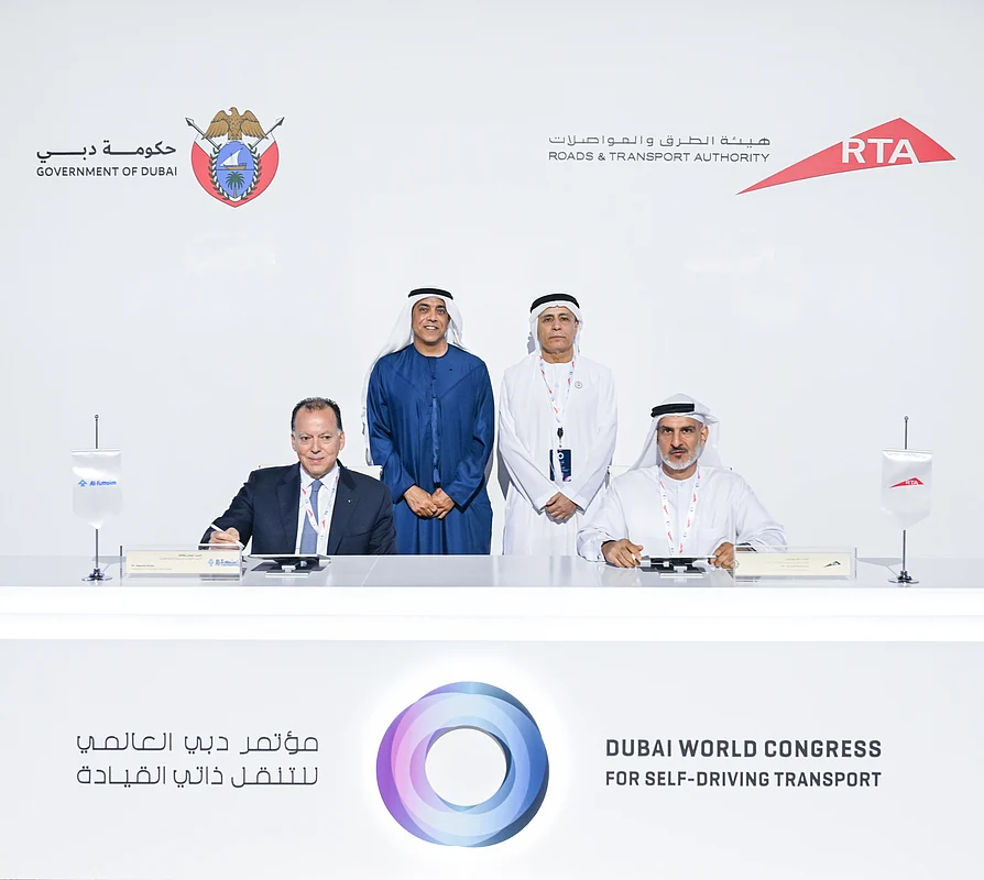 Al Tayer and Abdullah Al Futtaim during the signing of the agreement between RTA and Al-Futtaim Group.