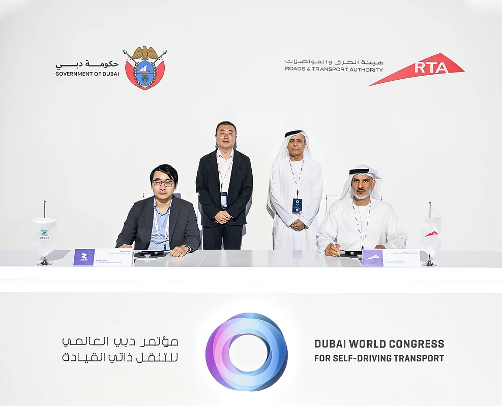 Al Tayer and Kong Qi witness the signing of the agreement between RTA and Zelos Technology.