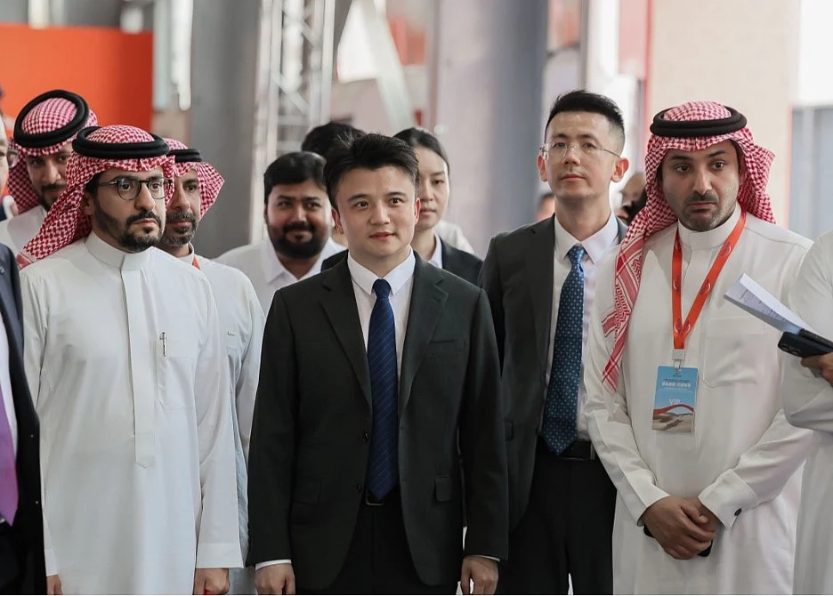 Wang Pei, head of International Operations HQ and general manager for MEA unit, highlighting Arctech’s AI-driven tracker technology designed for the Middle East’s extreme climate conditions.