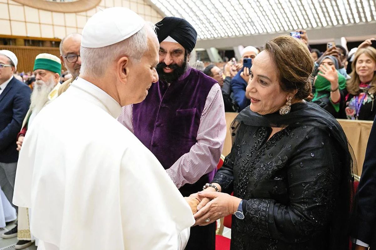 Dr Surender Singh Kandhari and Dr Bubbles Kandhari with HH Pope Leo XIV. — Photos credit: © Vatican Media