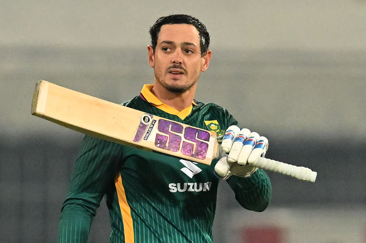 Quinton de Kock celebrates his century.