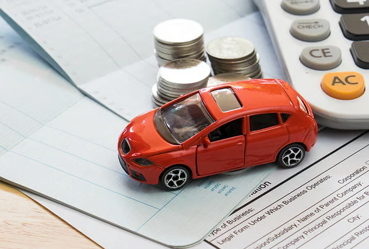 What does UAE law say about car insurance costs, conditions?