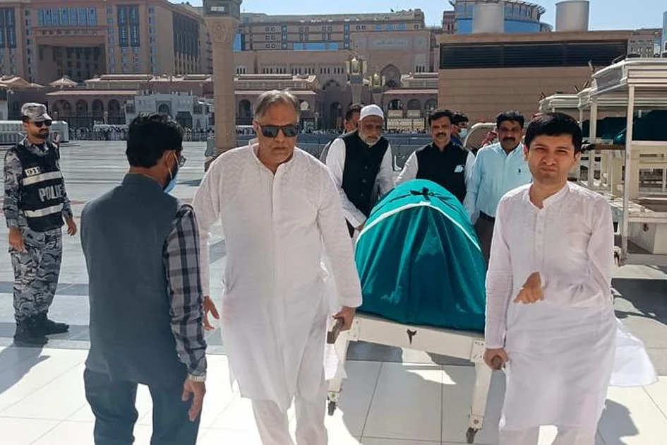 Saudi bus crash: Funeral prayers of Indian pilgrims held in Madinah | Khaleej Times