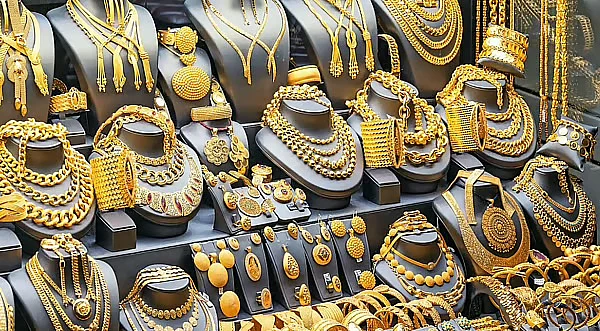 Dubai gold prices drop ahead of Fed's rate cut decision