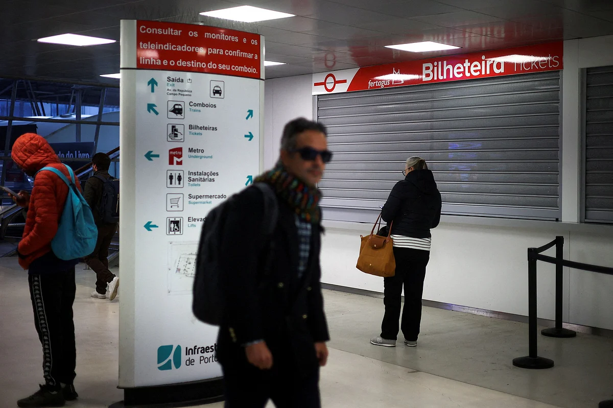 General strike hits planes, trains and services in Portugal