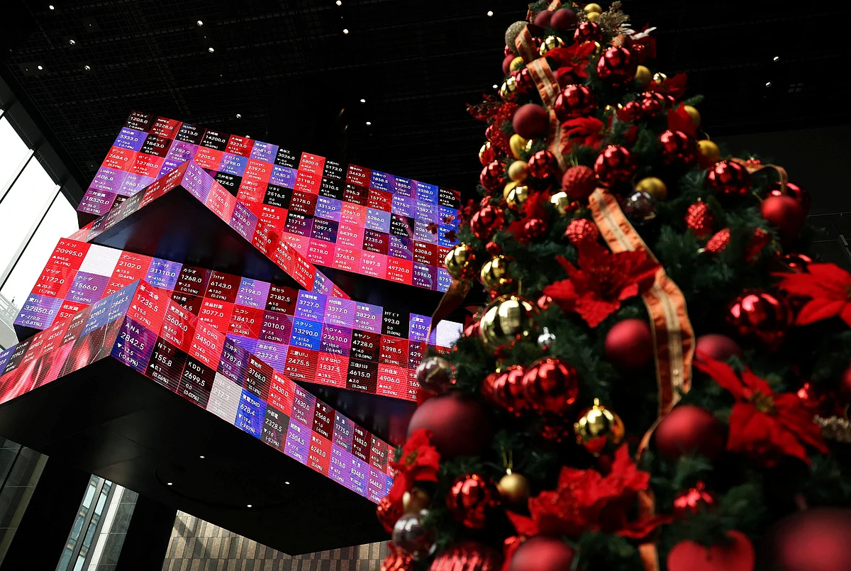 Japan business mood hits 4-year high, keeps alive BoJ rate-hike view