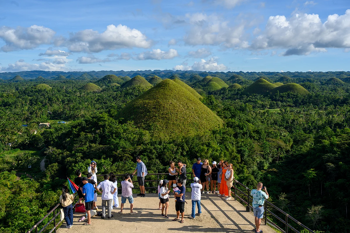 Philippines misses tourism target; officials clash over promotion tactics