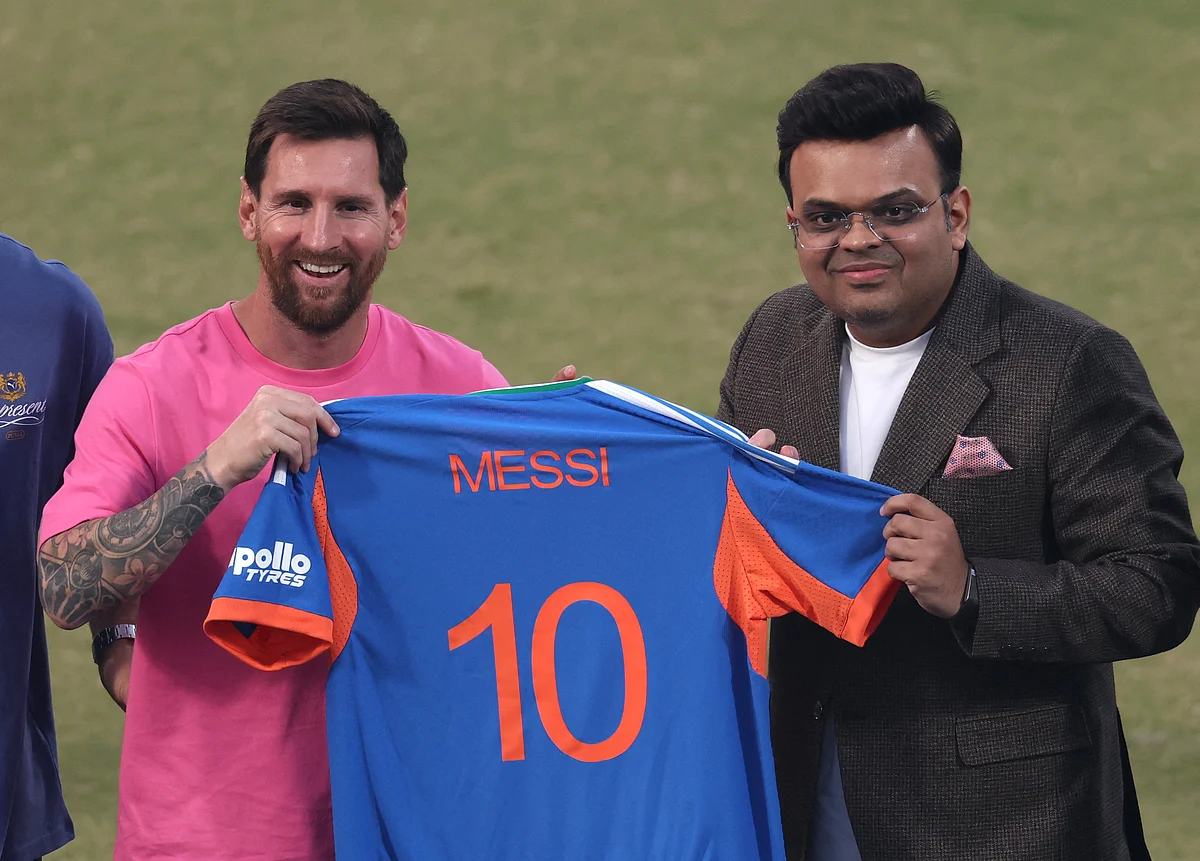 Messi gets India jersey as fans brave toxic air to catch a glimpse of football icon 