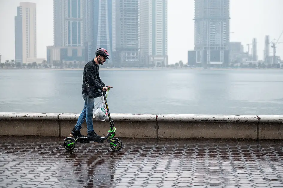 E-Scooter-Unfälle in Dubai: Wer haftet, wenn der Fahrer mit einem Auto ...