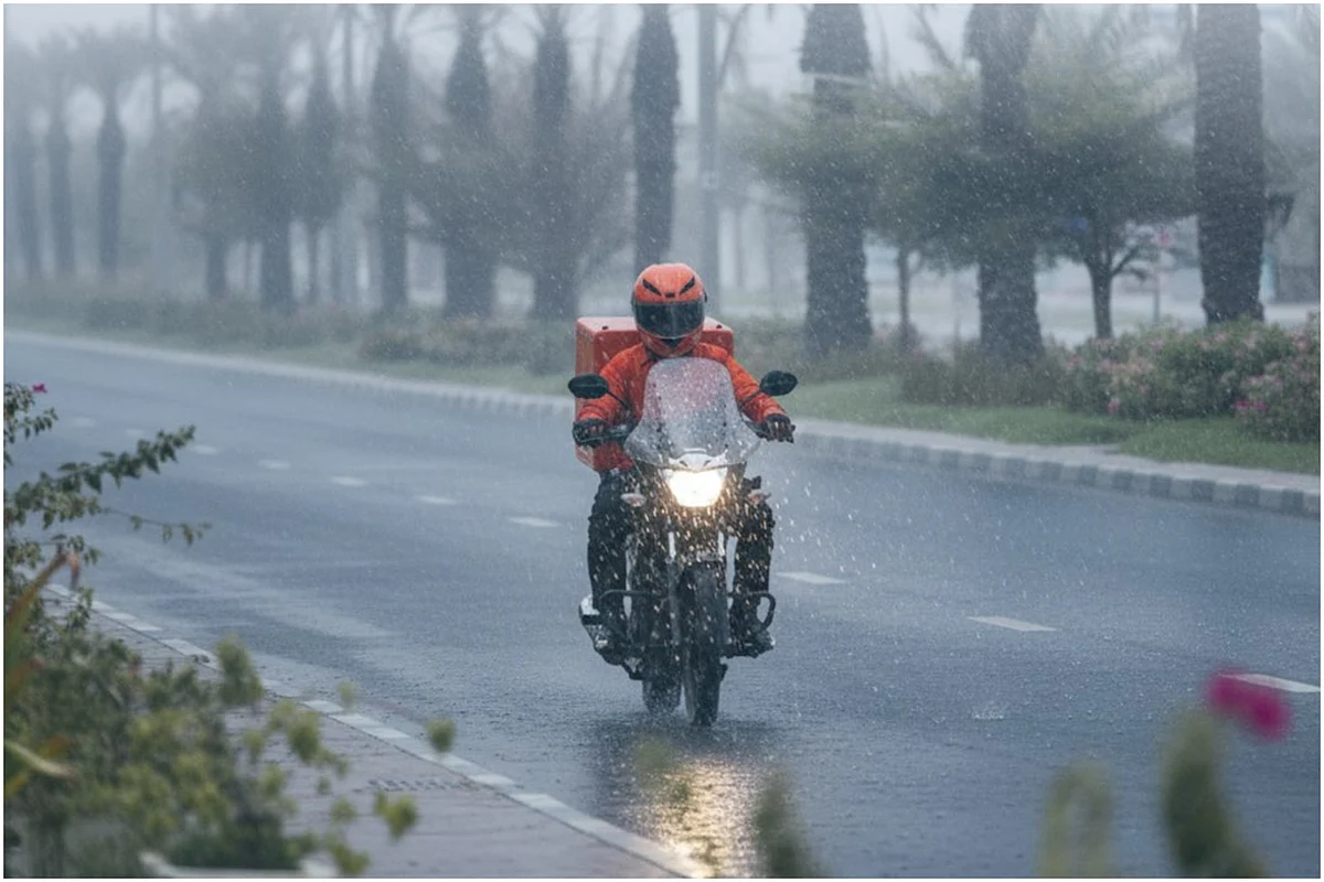 Abu Dhabi asks delivery riders to suspend movement during unstable weather