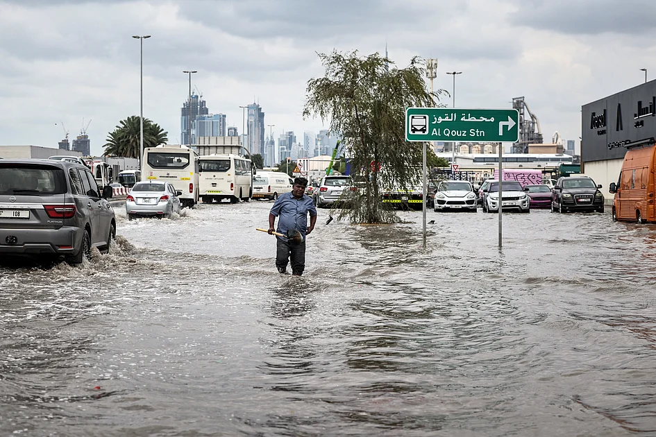 Dubai Municipality fields over 2000 calls during heavy December rains