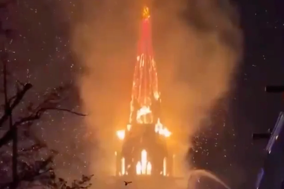 Video: Feuer verwüstet historische Amsterdamer Kirche an einem „unruhigen“ ...