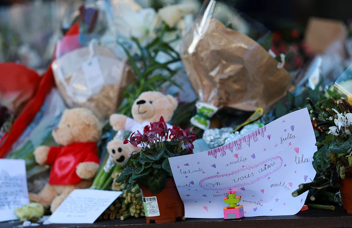Floral tributes, messages and stuffed teddy bears outside the "Le Constellation" bar, after a fire and explosion during a New Year's Eve party in southwestern Switzerland, January 2, 2026. 