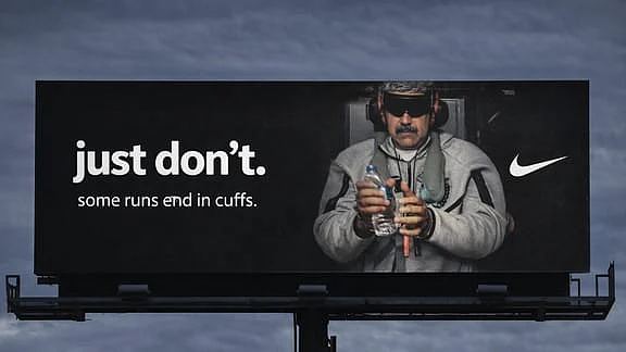 Outkick je delil ilustrativni oglasni pano, na katerem je Maduro ob aretaciji nosil Nikejevo flis trenirko