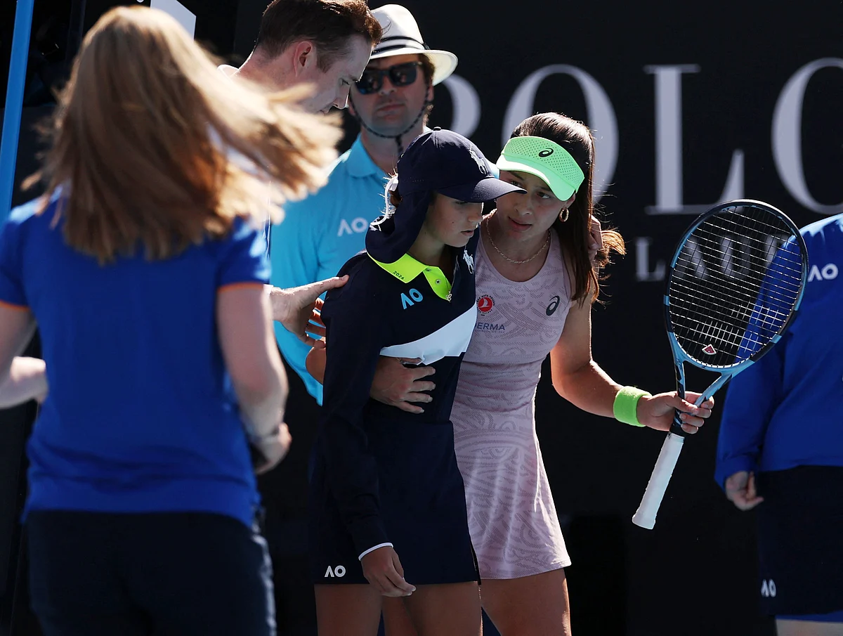Ball girl collapses in Australian Open heat as players rush to help