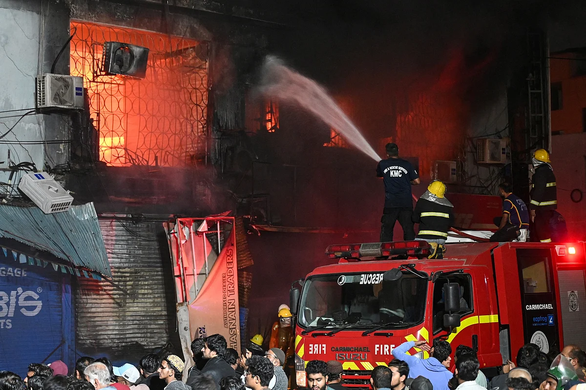 Pakistan: Massive fire kills 6 in Karachi, destroys Gul Plaza