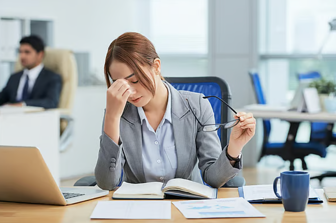 Can UAE employees complain against incompetent manager? What the law says