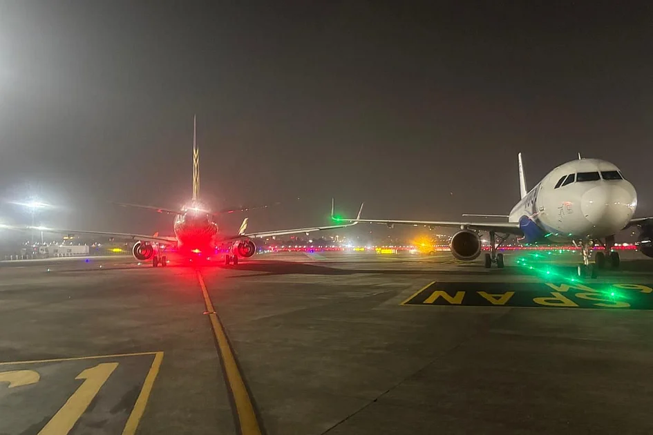 Zwei indische Flüge kollidieren mit Passagieren an Bord auf der Landebahn