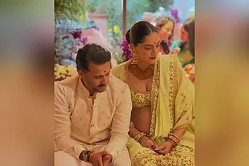 Sonam Kapoor dons fashionable outfit for baby shower