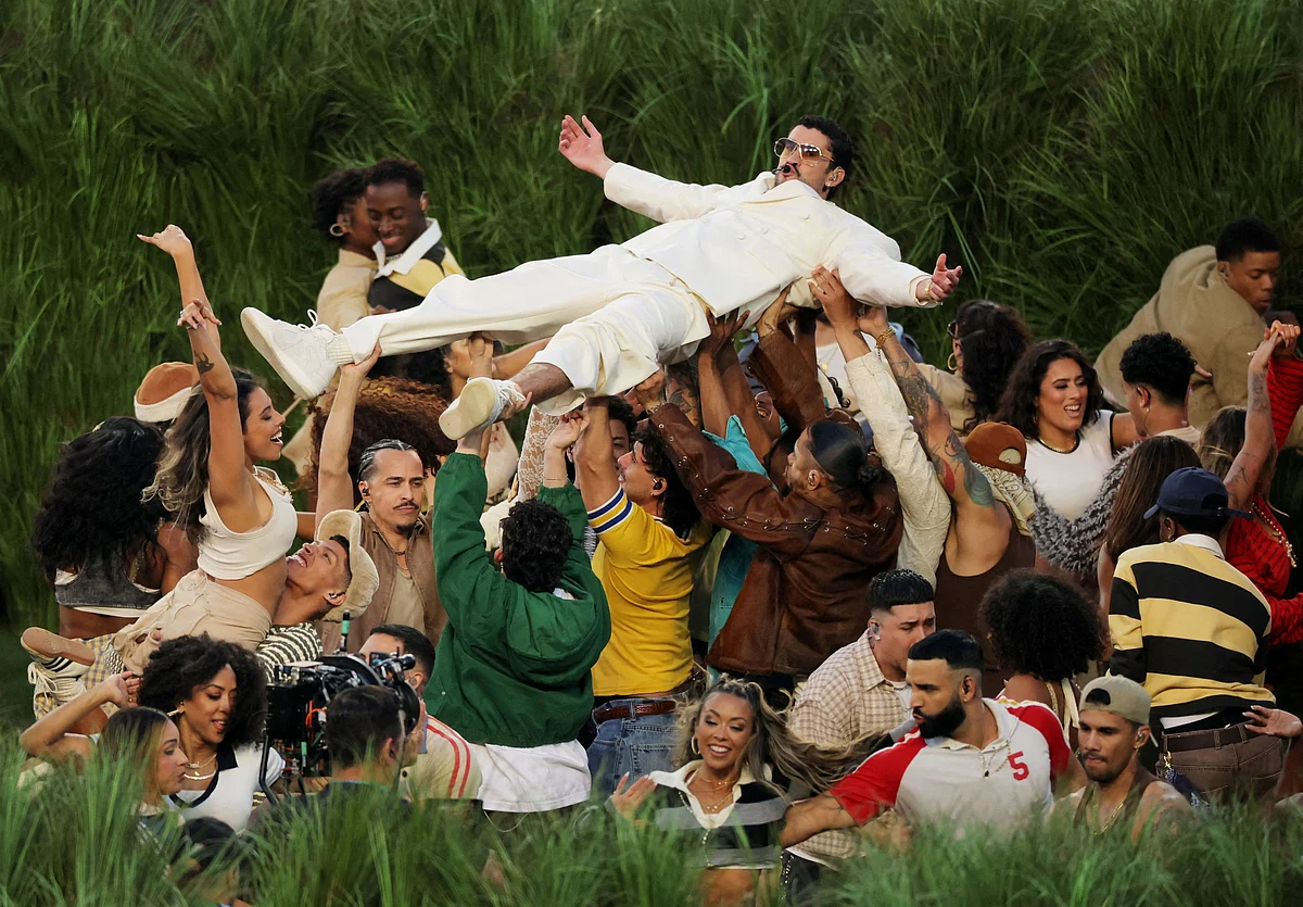 Look: Bad Bunny turns Super Bowl stage into giant street party, celebrates Puerto Rico