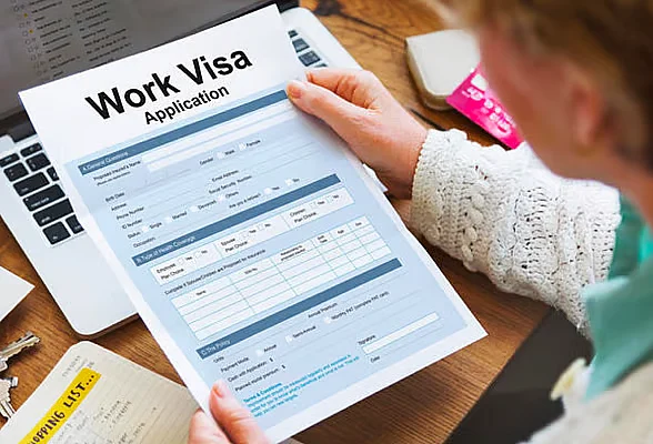 How long can you stay in the UAE after work visa is cancelled?