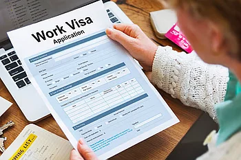 How long can you stay in the UAE after work visa is cancelled?