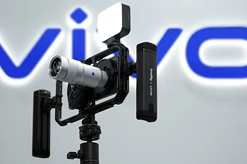 Vivo X300 Ultra revealed at MWC 2026 with massive 400mm lens