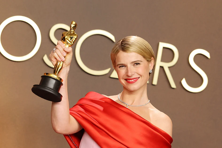Oscars 2026: Jessie Buckley wins first honour for playing Shakespeare's ...