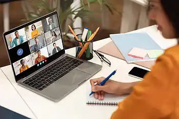 Can UAE Golden Visa holders work remotely while living abroad?