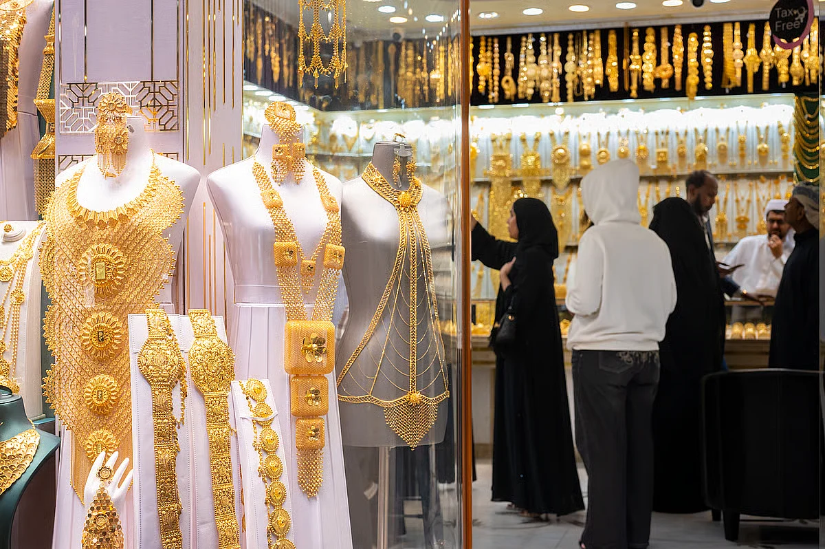 Gold prices drop in early trade in Dubai; 22K slips below Dh490 per gram