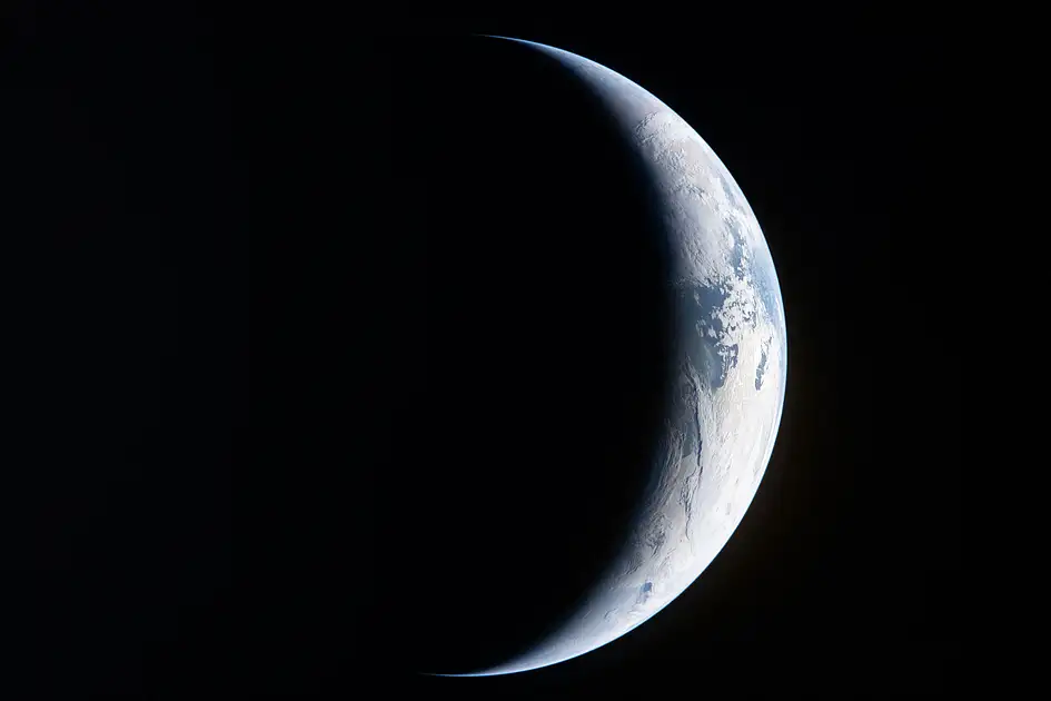 Artemis mission approaches lunar loop for first flyby since 1972