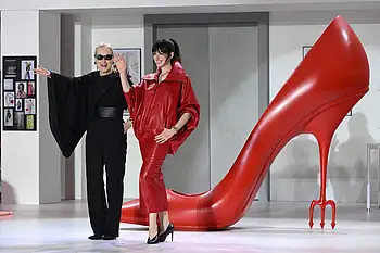 Anne Hathaway, Meryl Streep turn ‘Devil Wears Prada 2’ tour into a global fashion moment