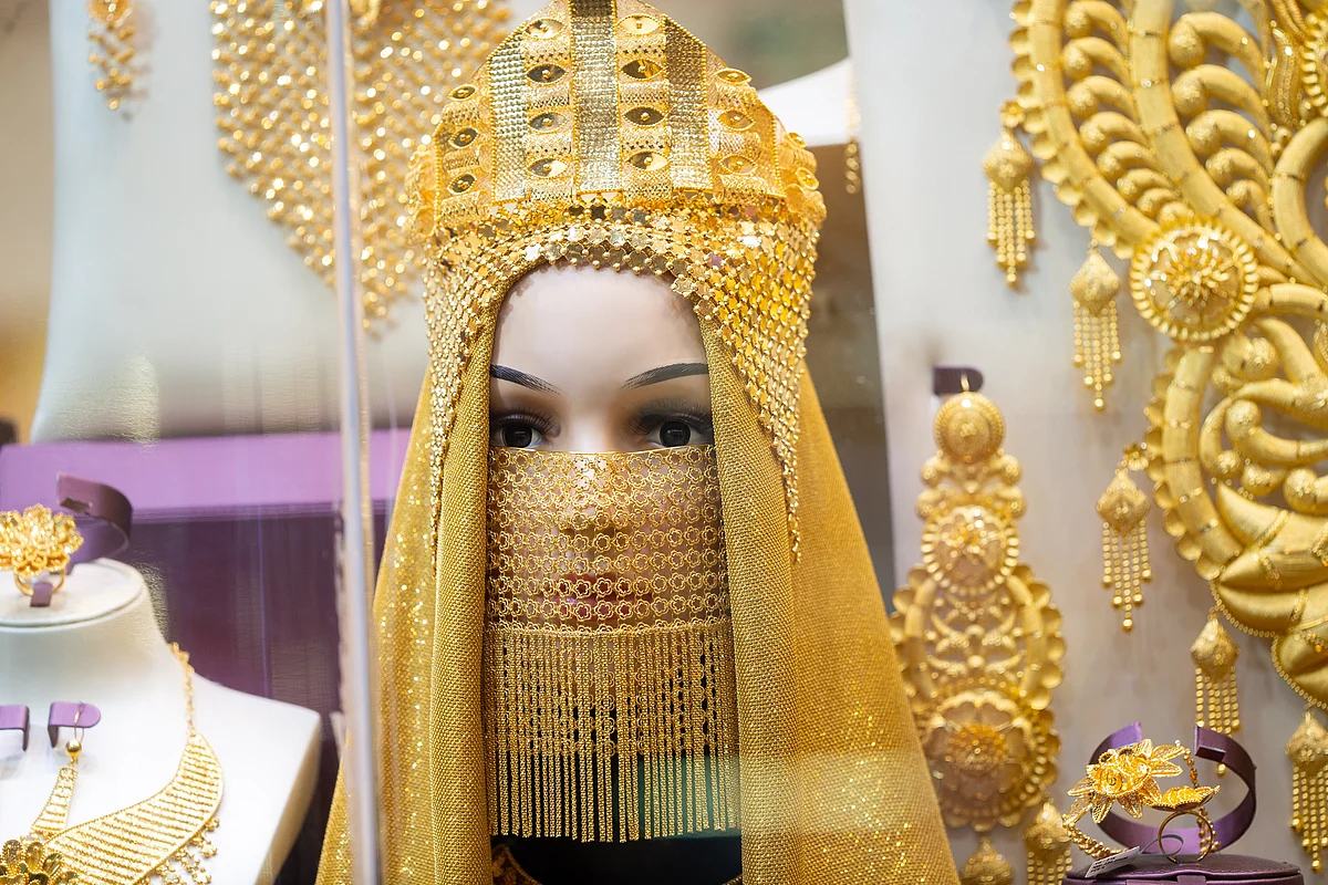 Gold prices rise nearly Dh4 in Dubai as oil slips below $100