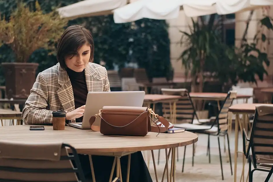 Dubai-Unternehmen führt „Arbeiten aus lokalen Cafés“-Richtlinie zur Unterstützung kleiner Unternehmen ein. Dubai-Unternehmen führt „Arbeiten aus lokalen Cafés“-Richtlinie zur Unterstützung kleiner Unternehmen ein.