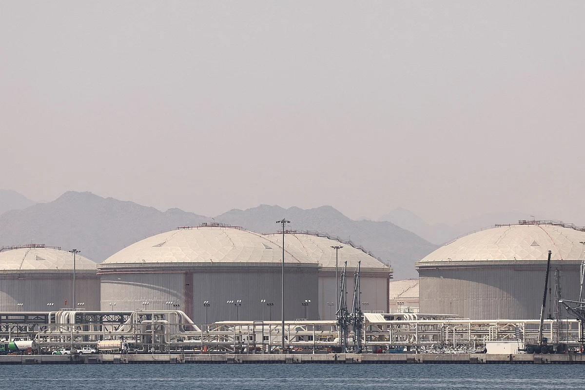 khaleejtimes.com - Bahni Bandyopadhyay - Smoke seen in Fujairah Petroleum Industries Area caused by accidental fire